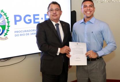 PGE-RJ dá Posse a Novo Servidor Aprovado no 2º Concurso Público para o Quadro de Apoio