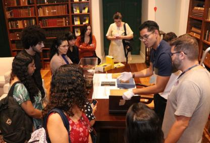 Biblioteca da PGE-RJ recebe visita de estudantes da Unirio