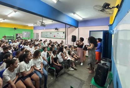 Comissão de Combate ao Racismo da PGE-RJ promove diálogo sobre valorização dos negros e práticas antirracistas para 90 alunos de escola pública em Campo Grande