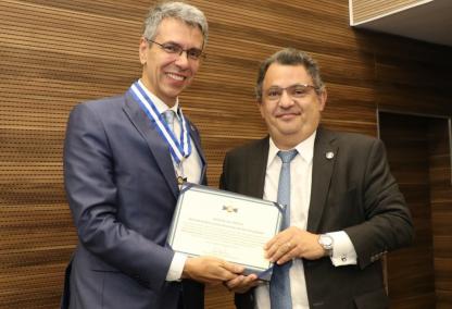 Procurador-Geral do Estado entrega Medalha do Mérito da PGE-RJ ao presidente do TRF2, em evento de inauguração da Sala da Comissão de Soluções Tributárias do órgão