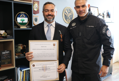Procurador Oziel Gomes Viana Junior recebe a Medalha Mérito Operações Especiais