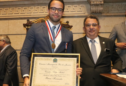 PGE-RJ prestigia a entrega da Medalha Pedro Ernesto ao Advogado e Professor Bruno Fernandes